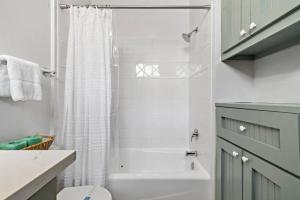 Ένα μπάνιο στο Historic loft in the heart of lively downtown Galveston and close to the Strand +37 φωτογραφίες