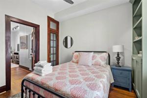 Ένα ή περισσότερα κρεβάτια σε δωμάτιο στο Historic loft in the heart of lively downtown Galveston and close to the Strand