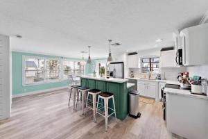 加尔维斯敦Waterfront canal with stunning pool and direct fishing access的厨房配有绿色的台面和白色的橱柜