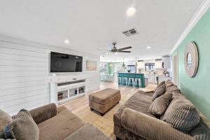 加尔维斯敦Waterfront canal with stunning pool and direct fishing access的客厅里有一张沙发和一台电视