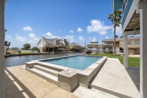 加尔维斯敦Waterfront canal with stunning pool and direct fishing access的房屋旁带长凳的游泳池