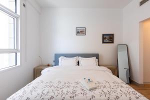 una camera da letto con un letto con copriletto bianco di Parkside Serenity Stunning Open View 1 bedroom a Mushayrib