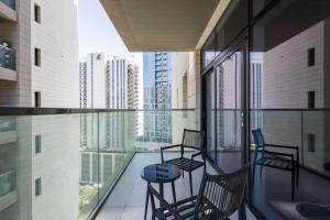 un balcone con sedie e un tavolo su un balcone di Parkside Serenity Stunning Open View 1 bedroom a Mushayrib