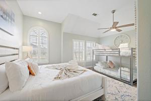 Una cama o camas en una habitación de Pool Paradise in Kemah next to Cien Park and minutes from fun at the Kemah Boardwalk 55 fotos más