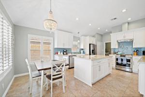 Una cocina o kitchenette en Pool Paradise in Kemah next to Cien Park and minutes from fun at the Kemah Boardwalk