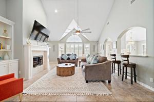 Un lugar para sentarse en Pool Paradise in Kemah next to Cien Park and minutes from fun at the Kemah Boardwalk