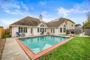 La pileta dentro o cerca de Pool Paradise in Kemah next to Cien Park and minutes from fun at the Kemah Boardwalk