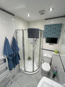 Ένα μπάνιο στο Lochvoil Bothy in Oban - detached cottage +28 φωτογραφίες