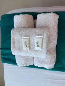 ein Stapel Handtücher auf einem Bett in der Unterkunft Suite La Posta in San Salvador de Jujuy