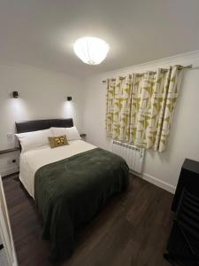 Ένα ή περισσότερα κρεβάτια σε δωμάτιο στο Lochvoil Bothy in Oban - detached cottage