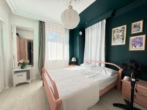 ein Schlafzimmer mit einem Bett und einer blauen Wand in der Unterkunft Luxury villa in mountain in Geyikbayırı + 28 Fotos