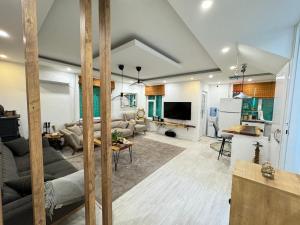 ein großes Wohnzimmer mit einem Sofa und einem TV in der Unterkunft Luxury villa in mountain in Geyikbayırı