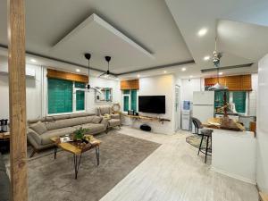 ein Wohnzimmer mit Sofa und Tisch in der Unterkunft Luxury villa in mountain in Geyikbayırı