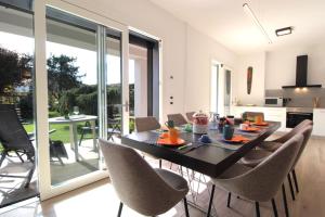 a dining room and kitchen with a table and chairs at House Martina in Belluno