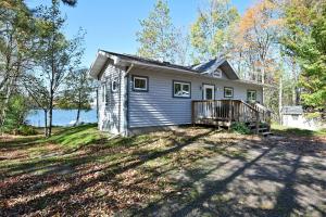 una pequeña casa en una colina con terraza en Sandy Shores Condo, en Namekagon