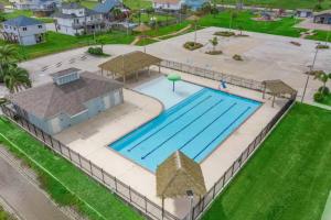 einen Blick über einen großen Pool in der Unterkunft Beach bungalow with large, wrap-around deck, close to beach in Galveston