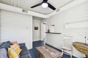 un salon avec un canapé et un ventilateur de plafond dans l'établissement Historic charmer close to all the beach and strand, à Galveston