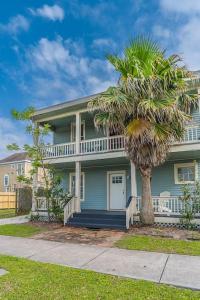 une maison avec un palmier devant dans l'établissement Historic charmer close to all the beach and strand, à Galveston