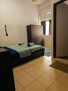 una camera da letto con un letto e un grande specchio di TM Room For Rent a Centro di Pattaya