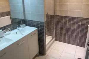Un baño con lavabo, ducha y bañera. en 3-Bed House - Sleeps 6 - Garden Balcony Parking, en Château-Garnier 19 fotos más