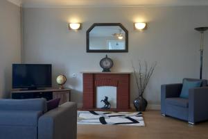 sala de estar con chimenea y espejo en 3-Bed House - Sleeps 6 - Garden Balcony Parking, en Château-Garnier