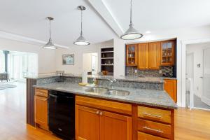 una cucina con un lavello e un piano di lavoro di Juniper Grove a Ogunquit