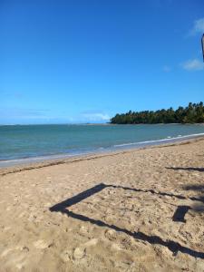 een schaduw van een vlieger op het strand bij kitinet IMMANU'EL Moreré-Ba in Cayru