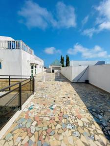 a walkway with mosaics on the side of a building at Villa meublée Fidjrossè, Cotonou in Cotonou +35 photos