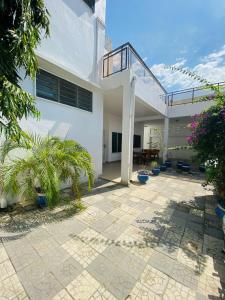a house with a courtyard with a patio at Villa meublée Fidjrossè, Cotonou in Cotonou