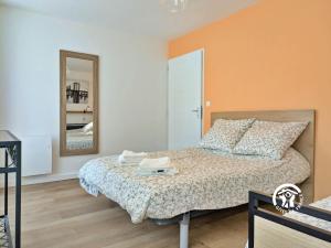 En eller flere senge i et værelse på La Maison du Bourg, 4 personnes