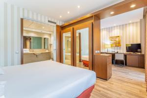 Postel nebo postele na pokoji v ubytování Sercotel Las Artes Pinto + 45 fotografií