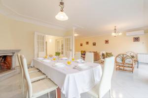 AmorosaにあるCoastal Horizon by Portugal Activeのダイニングルーム(テーブル、椅子、暖炉付)