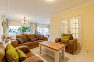AmorosaにあるCoastal Horizon by Portugal Activeのソファとテーブルのあるリビングルーム