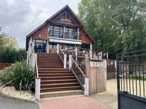 ein Gebäude mit einer Treppe, die zu einem Gebäude führt in der Unterkunft 35m2 neuf, plein sud, dernier etage avec terrasse in Noisy-le-Grand