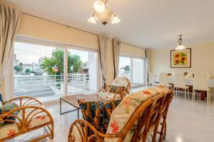 AmorosaにあるCoastal Horizon by Portugal Activeのテーブルと椅子と大きな窓のあるリビングルーム