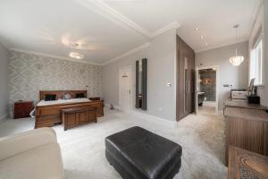 een woonkamer met een bed en een bank bij Exceptional Luxury w Leisure Facilities in Teddington