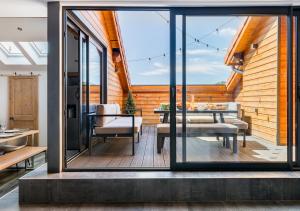 a room with a patio with a table and chairs at Le Rooftop Loft premium 3 chambres avec terrasse & parking en centre-ville de Saint-Étienne in Saint-Étienne