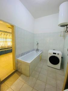 une salle de bain avec baignoire et toilettes dans l'établissement Villa Fidjrossè, Cotonou, à Cotonou