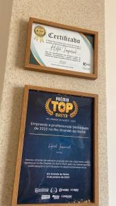 een bord voor de bovenste maker op een muur bij Hotel Imperial in Santa Cruz