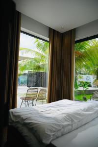 Postel nebo postele na pokoji v ubytování Biển Tôm Ốc villa riêng biệt - Hồ Bơi & Gốc Chill Sân Vườn + 57 fotografií