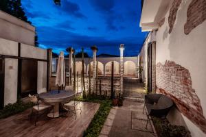a patio with a sink and chairs on a deck at Hotel Tabáa Oaxaca in Oaxaca City