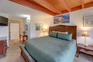 Postel nebo postele na pokoji v ubytování Steps to Otter Crest Beach Studio with Resort Perks + 25 fotografií