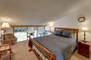 Katil atau katil-katil dalam bilik di Fish and Whale Watch Otter Rock Gem with Beach Access +30 gambar