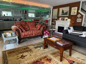 Posezení v ubytování Pine Tree Trail Lodge