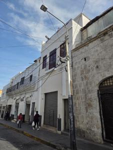 アレキパにあるCasa Puente Bolognesiの通り沿いにある白い建物