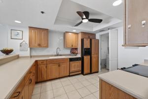 Kuchyň nebo kuchyňský kout v ubytování New Listing! Updated direct oceanfront condo with a pool, hot tub, and garage parking