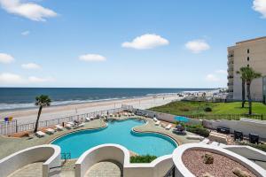 Bazén v ubytování New Listing! Updated direct oceanfront condo with a pool, hot tub, and garage parking nebo v jeho okolí