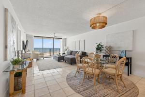 Posezení v ubytování New Listing! Updated direct oceanfront condo with a pool, hot tub, and garage parking