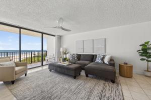 Posezení v ubytování New Listing! Updated direct oceanfront condo with a pool, hot tub, and garage parking + 32 fotografií