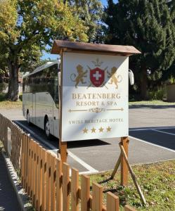 ベアテンベルクにあるBeatenberg Resort & Spaのバスが停まっているリゾート＆スパの看板